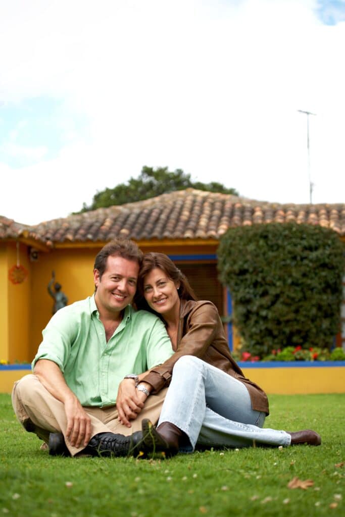 feliz pareja de propietarios